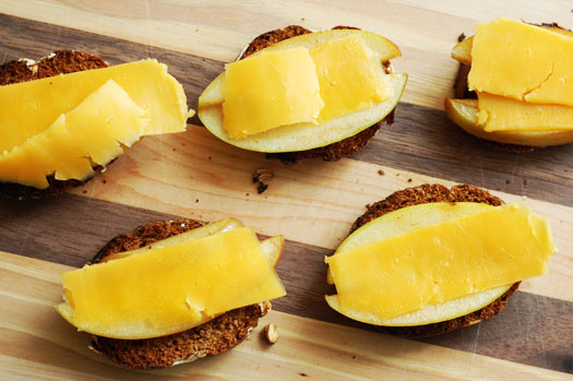 Apple Cheddar Crostini 2
