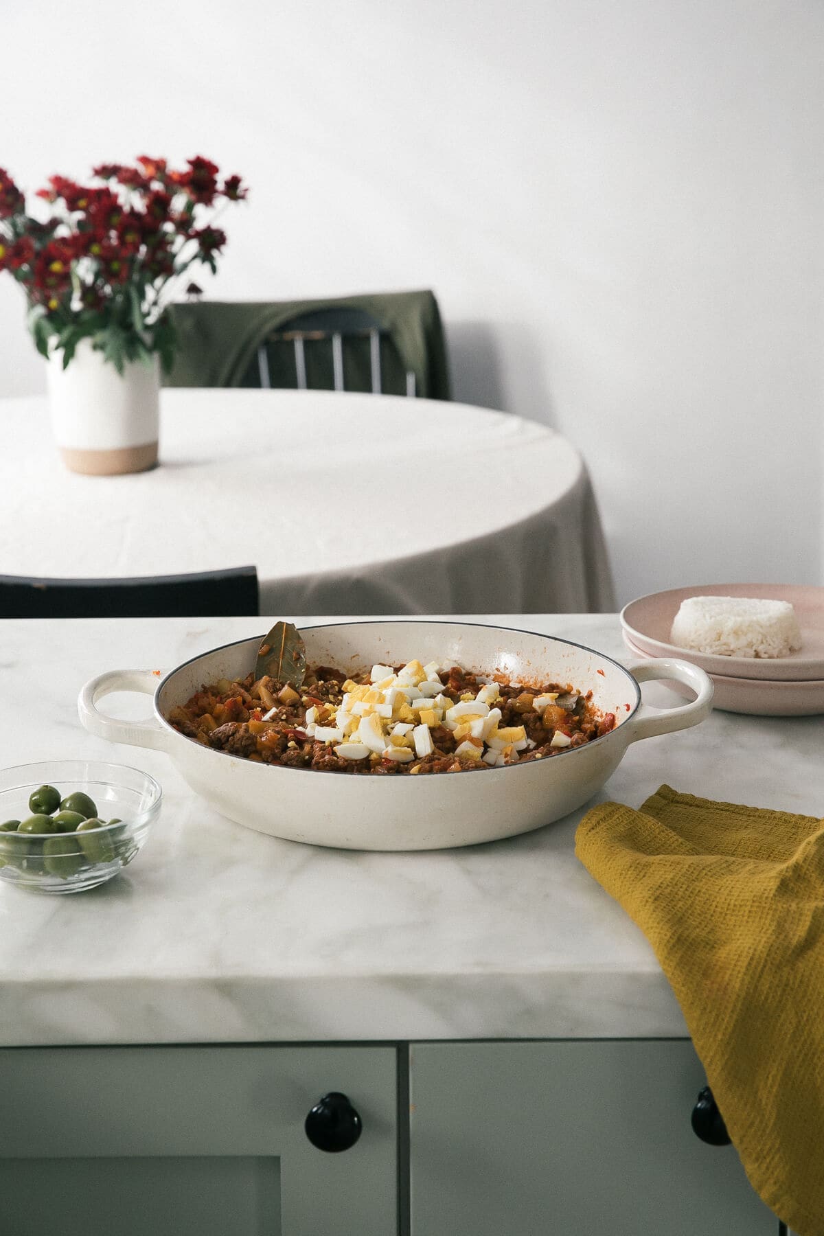 Pan with picadillo. Egg on top.
