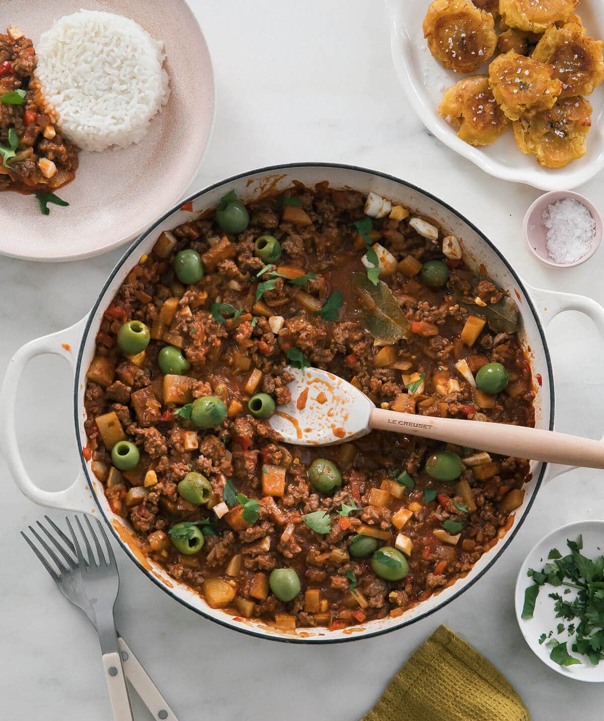 Picadillo in pan with tostones on the side. 