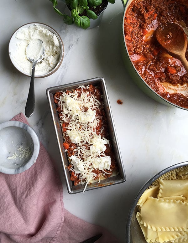 Assembly of the lasagna in a loaf pan. 