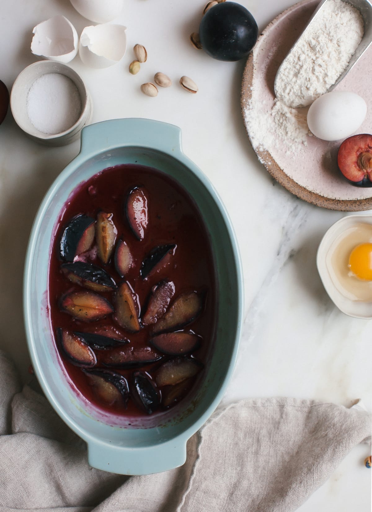 Rosted plums in a baking dish. 