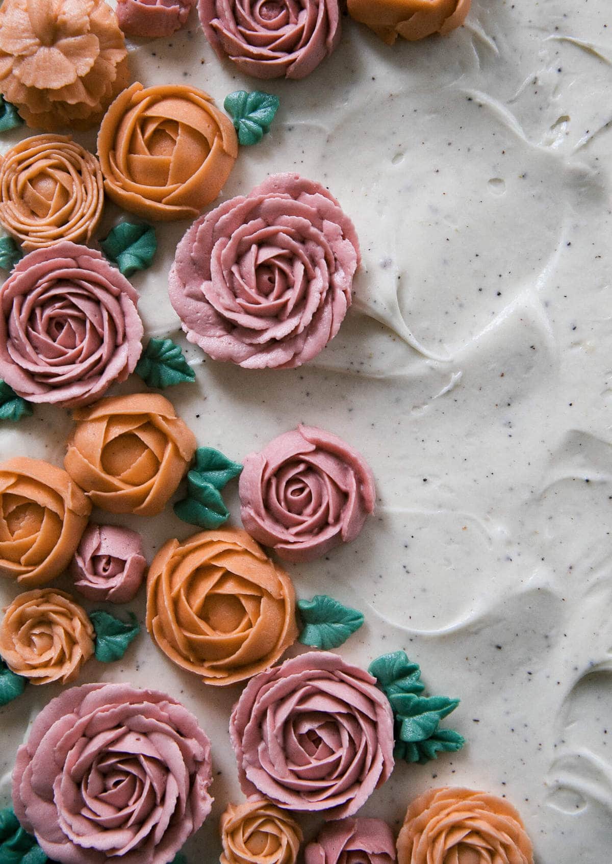 Frosting of the cake and the flowers. 
