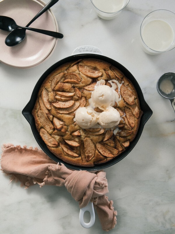 https://www.acozykitchen.com/wp-content/uploads/2018/09/chaispicedappleskilletcake-7-600x800.jpg