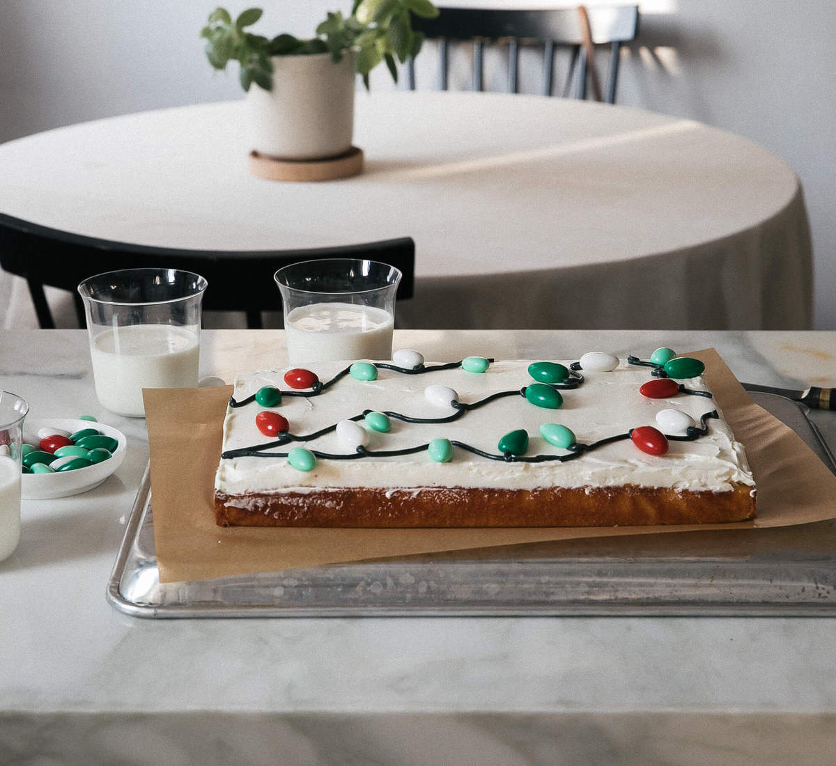 Coquito Cake with glasses of milk. 