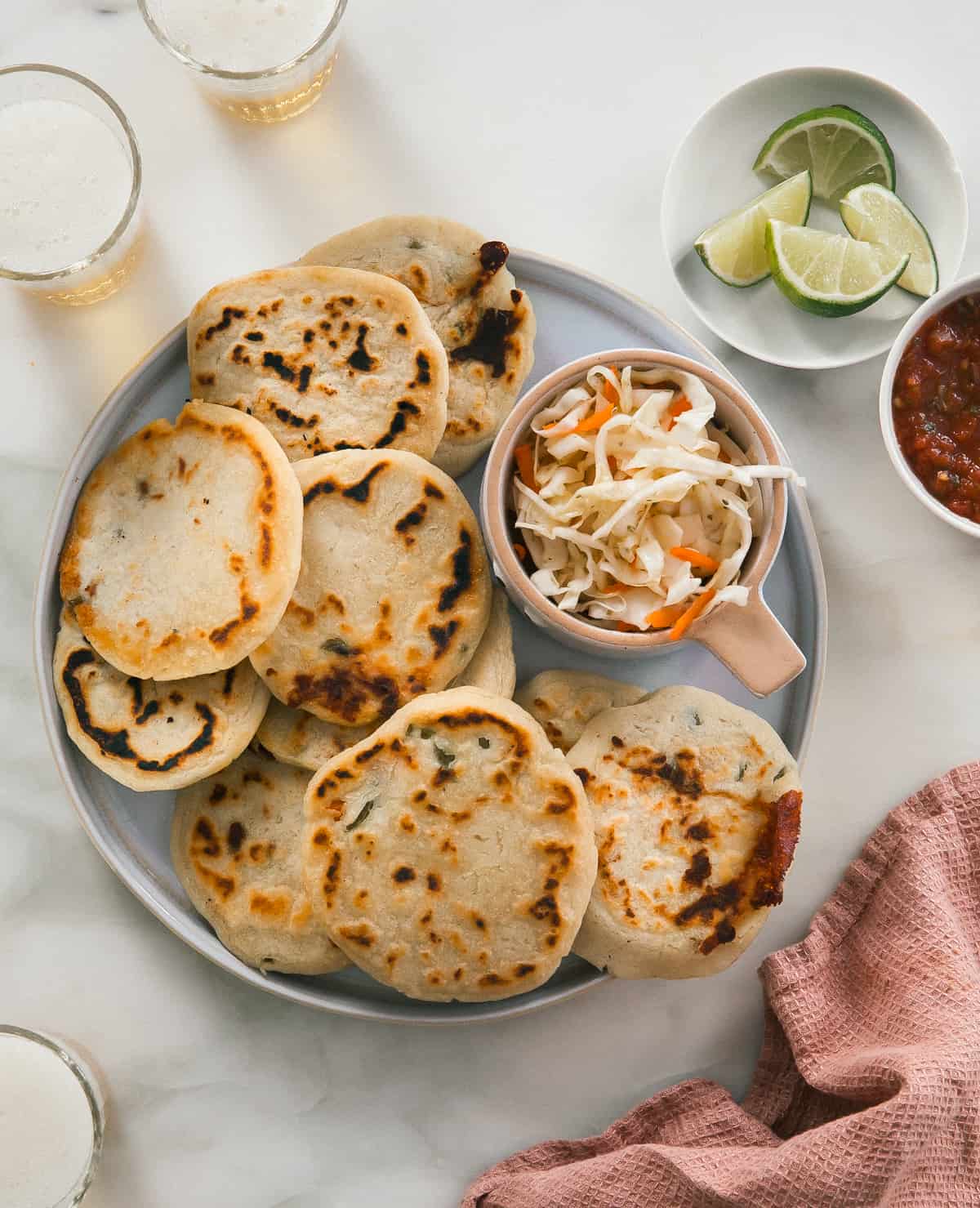 Pupusa dengan Curtido