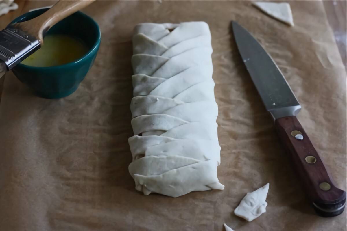 braided apple cheese danish.