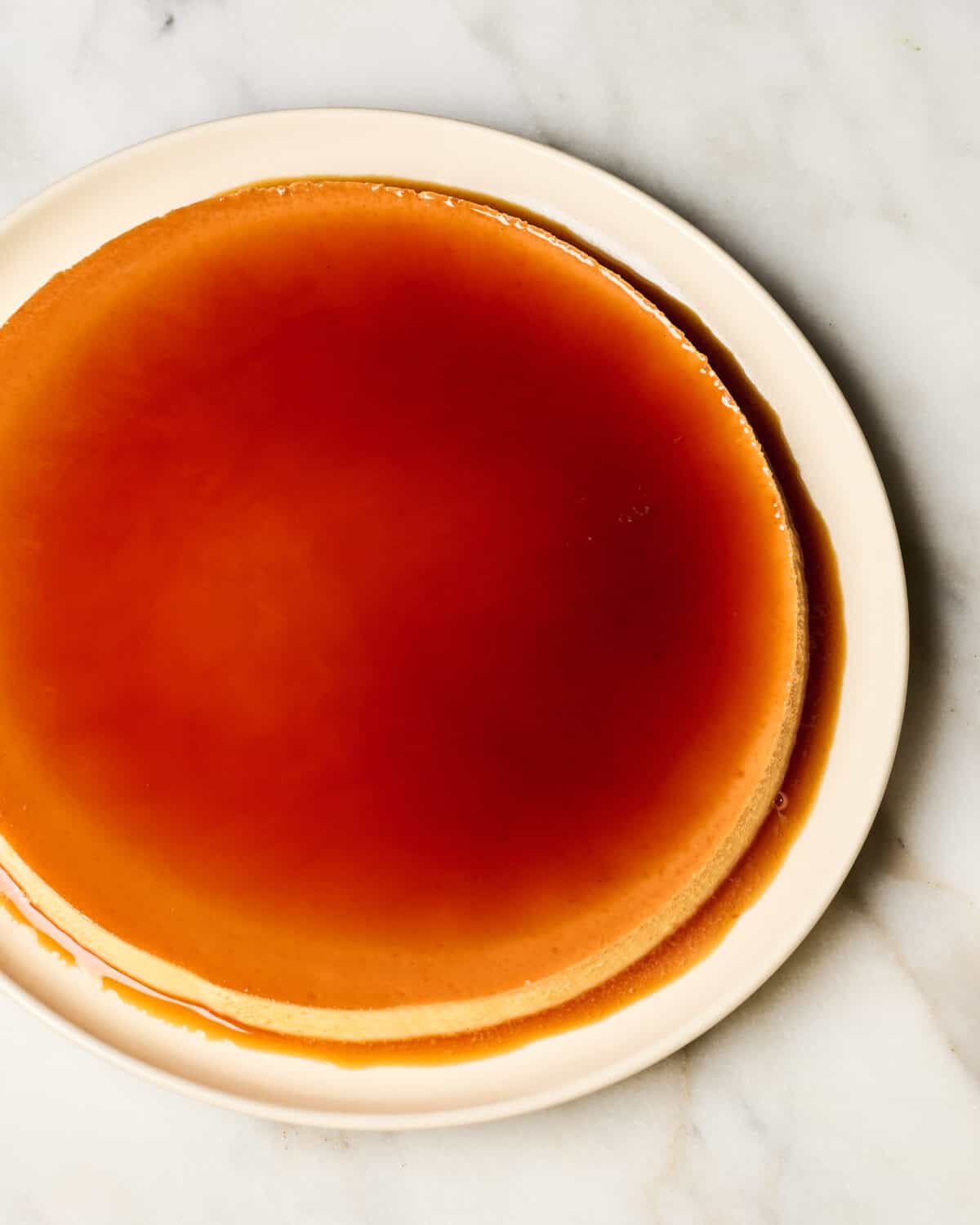 Flan that's cooked all on a plate. 