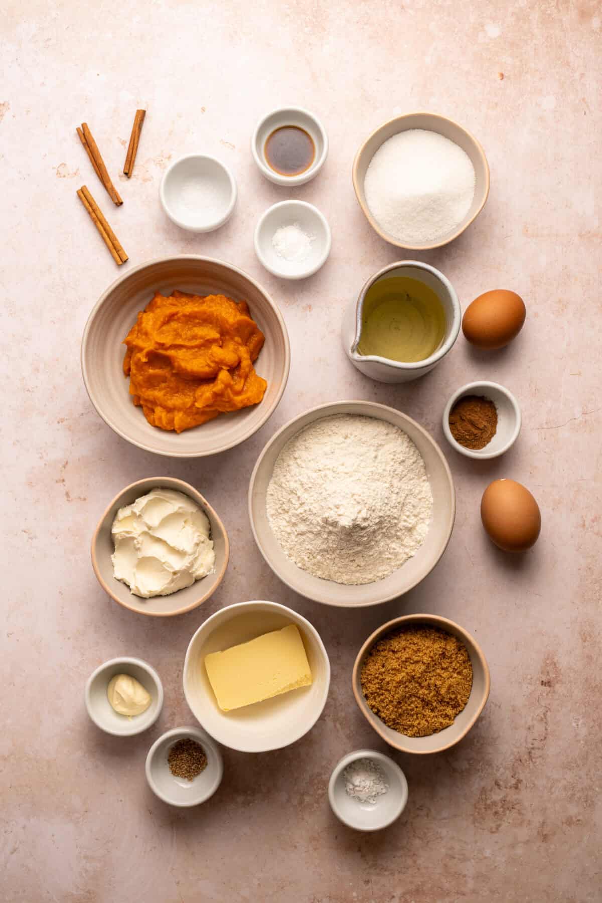कद्दू क्रीम चीज़ मफिन के लिए सामग्री।