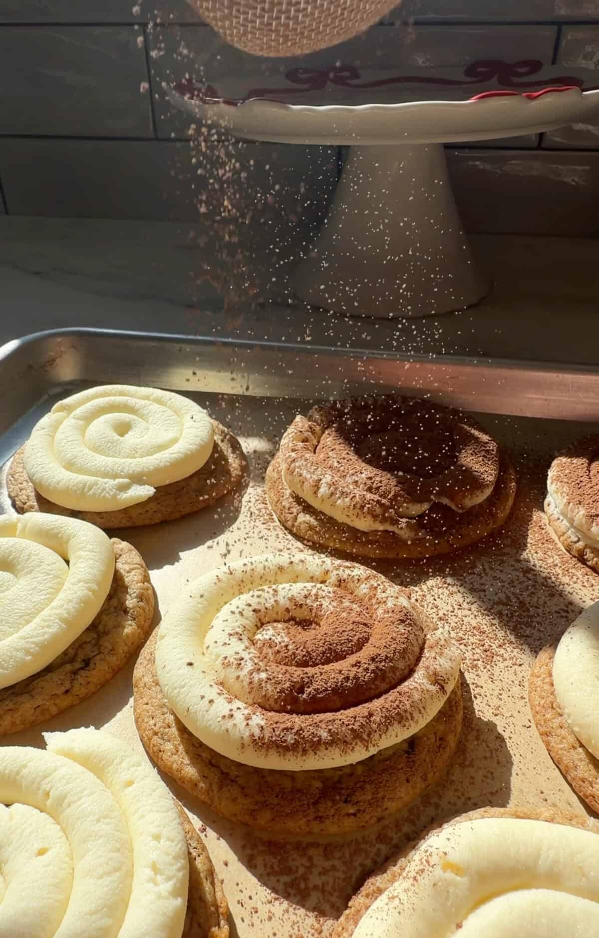 तिरुमिसु कुकीज़ कोको पाउडर से सजी हुई।