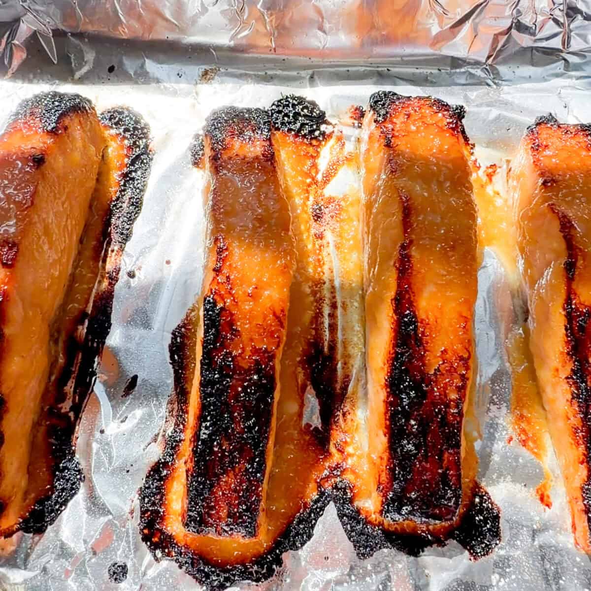 ब्रोइल्ड मिसो लेमन सैल्मन।