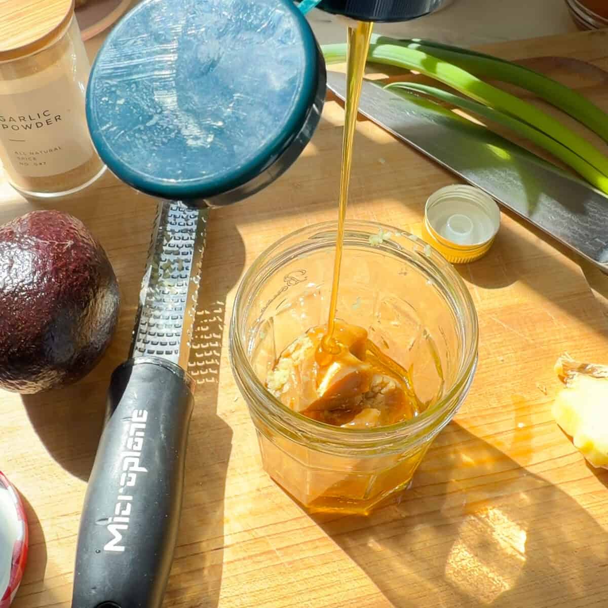 जार में मिसो लेमन मैरिनेड में शहद मिलाएं।