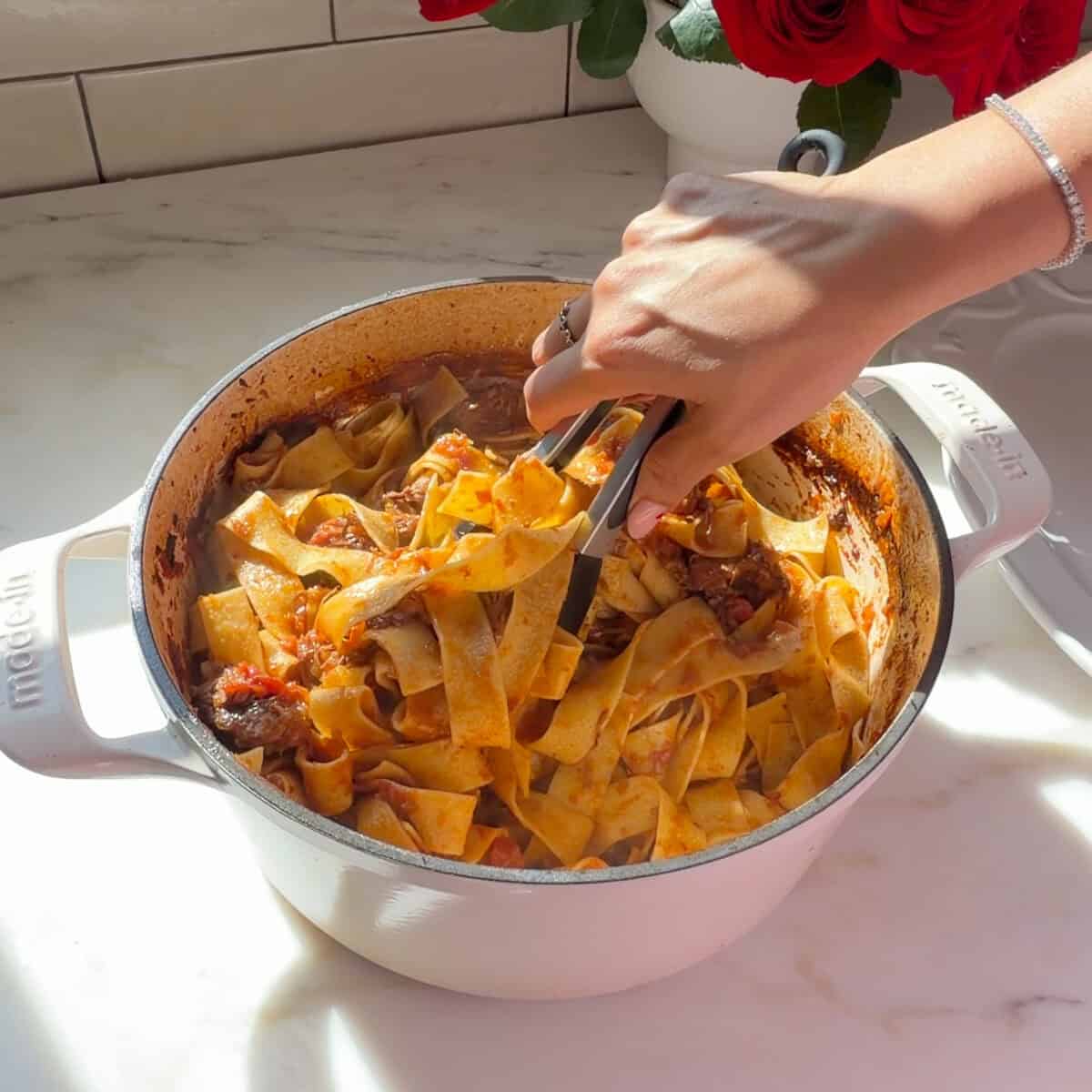 पॉट में शॉर्ट रिब रागु पास्ता।