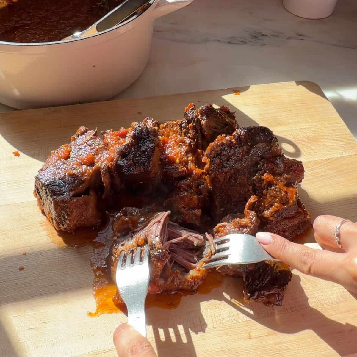 छोटी पसलियाँ काटी जा रही हैं।