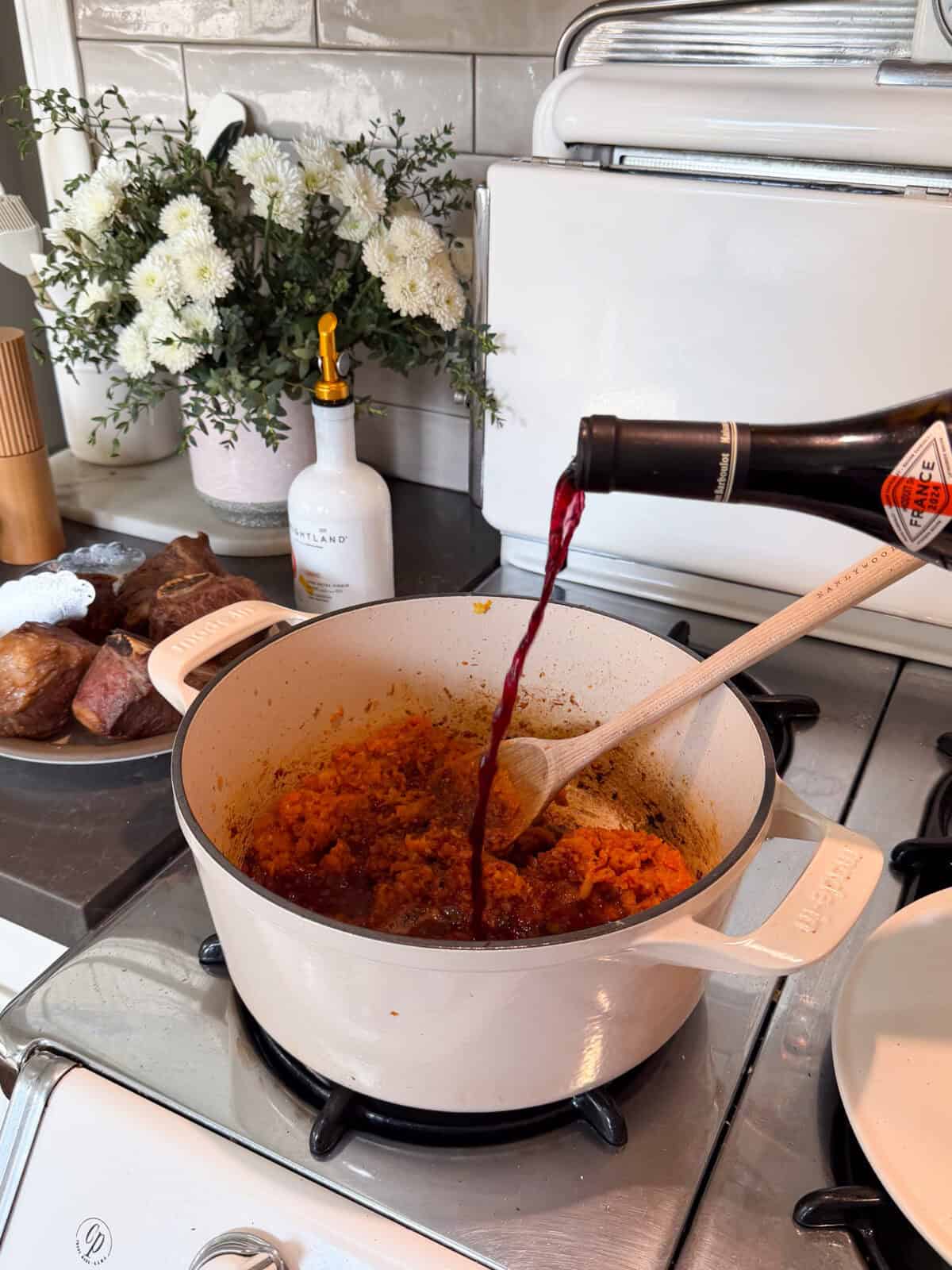 रेड वाइन को बर्तन में डाला जा रहा है।