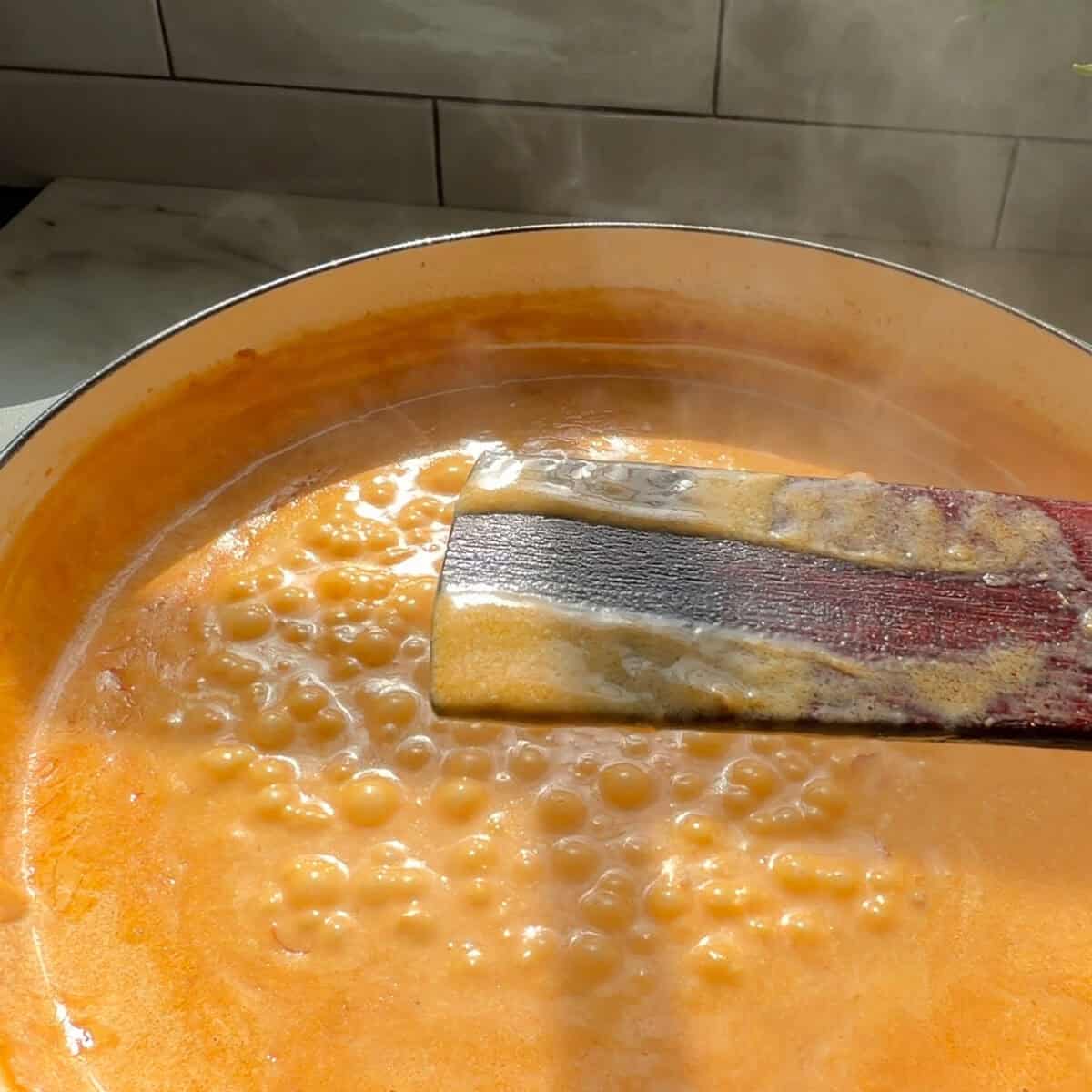 कैलाब्रियन चिली श्रिम्प पास्ता सॉस को पैन में गाढ़ा किया गया।