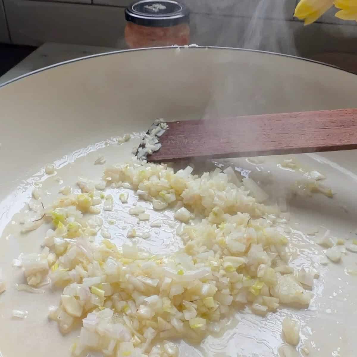 पैन में प्याज़ और लहसुन।