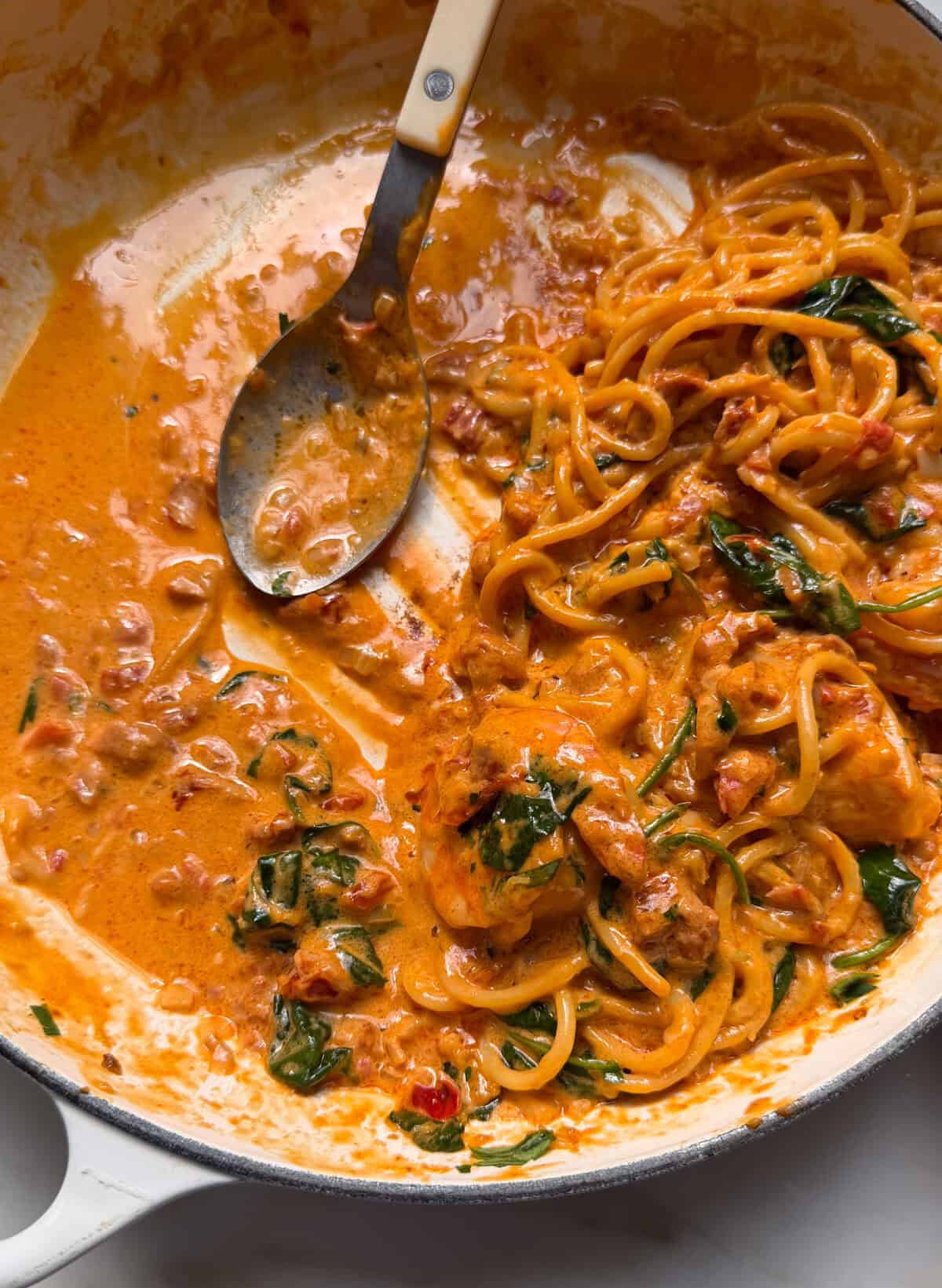 एक पैन में चम्मच से कैलाब्रियन चिली श्रिम्प पास्ता।