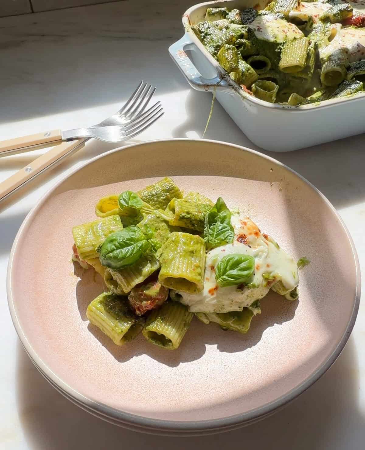 पेस्टो पास्ता को एक कटोरे में बेक करें।