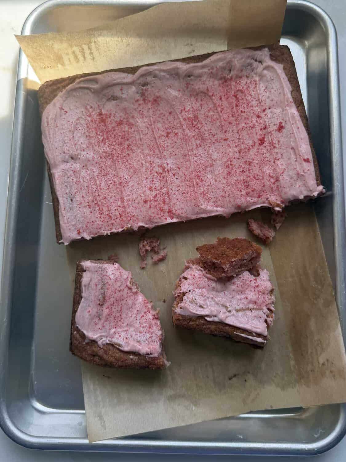 Erdbeer-Brownies mit weißem Schokoladenüberzug 6 Testen Sie das Erdbeer-Brownie-Rezept auf einem Blech.