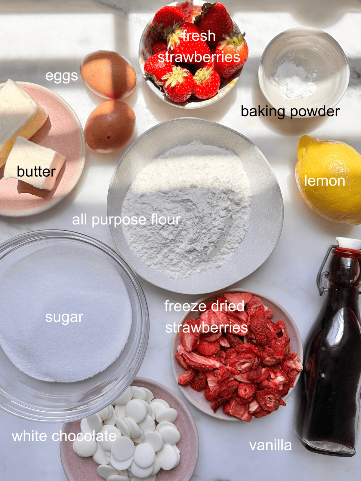 Erdbeer-Brownies mit weißem Schokoladenüberzug 4 Zutaten für den Erdbeer-Brownie.