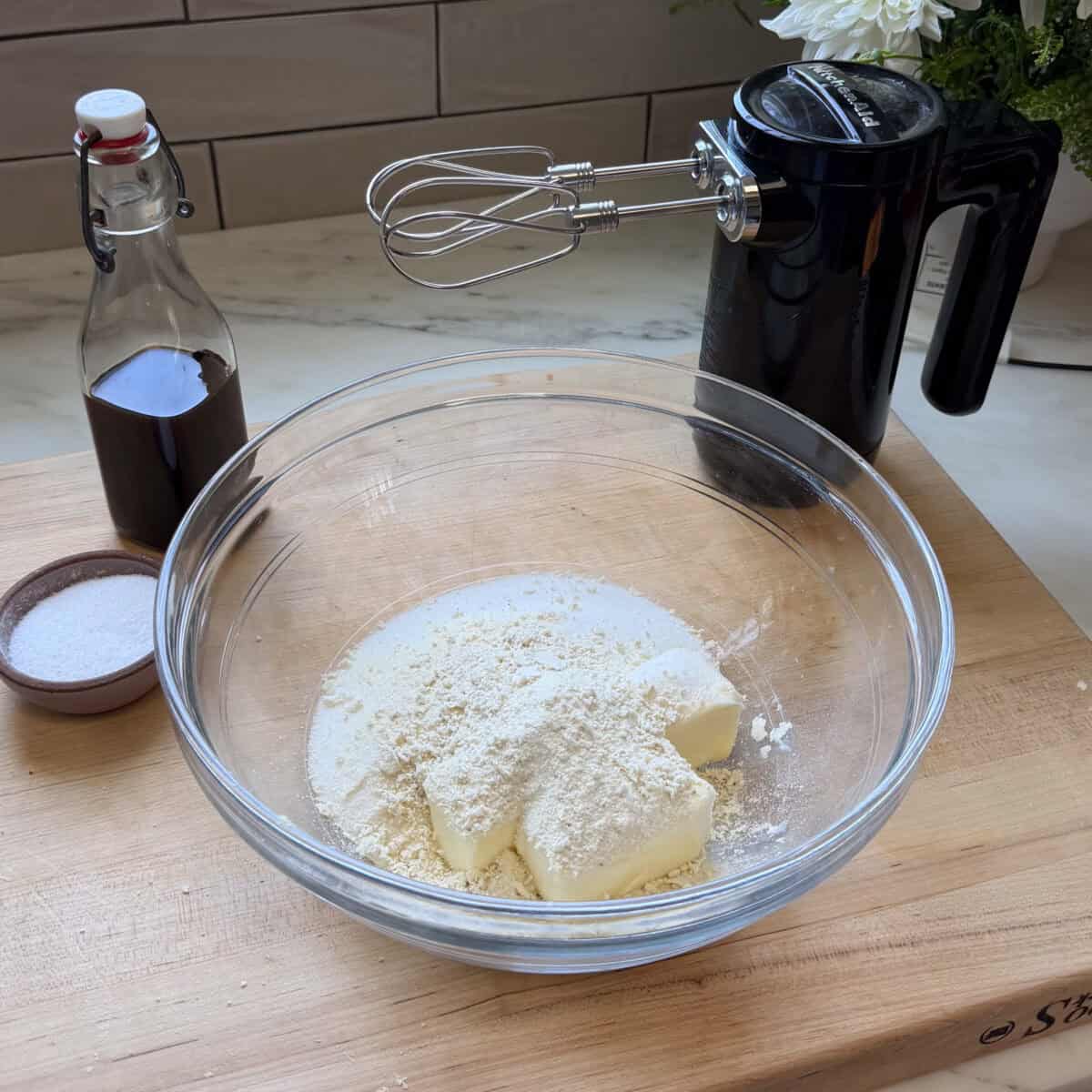 Buttter, sugar, and banana powder in bowl.
